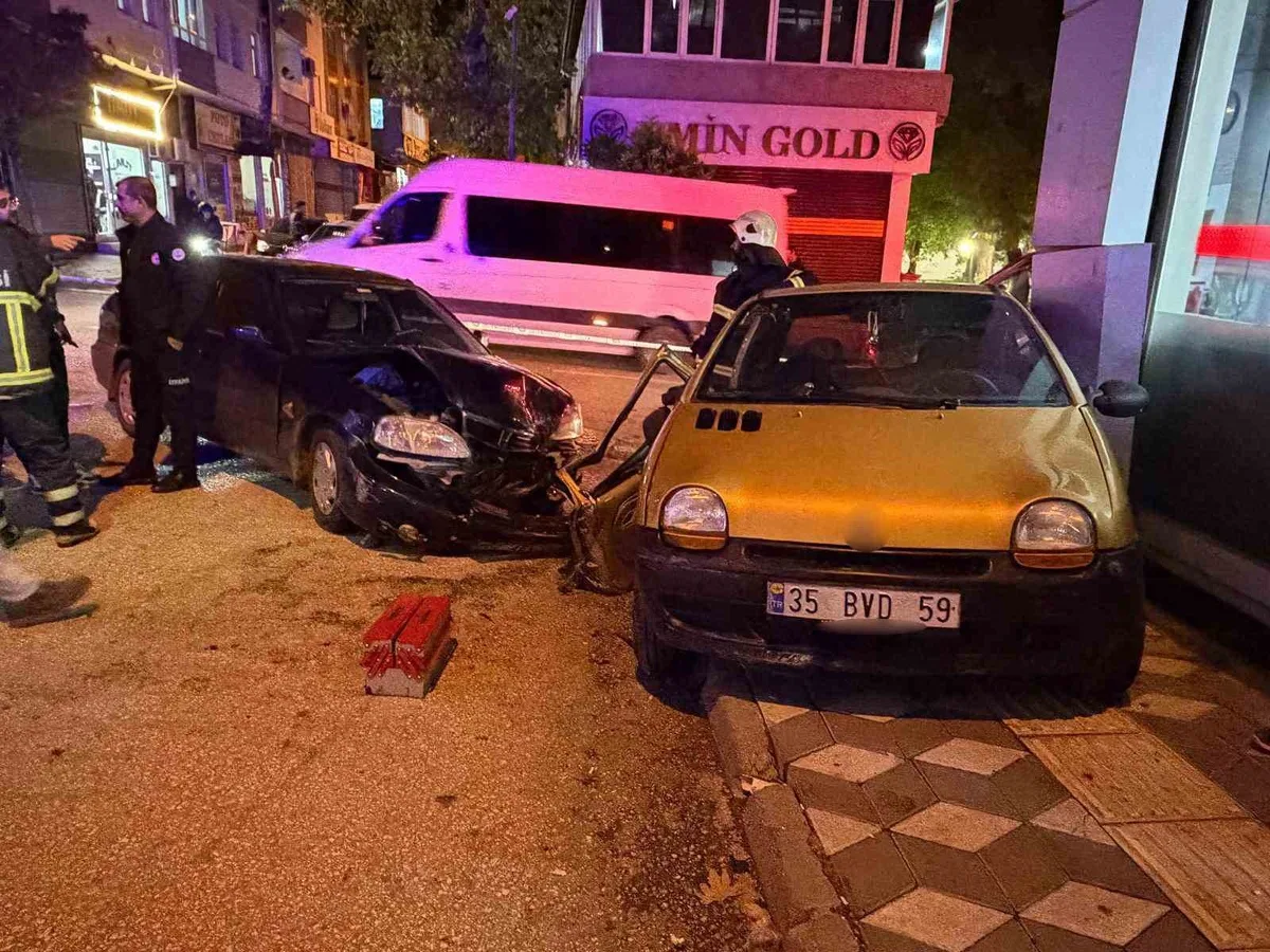 Adıyaman Kahta'da iki otomobil kavşakta çarpışıp vitrine çarptı, 2 kişi yaralandı