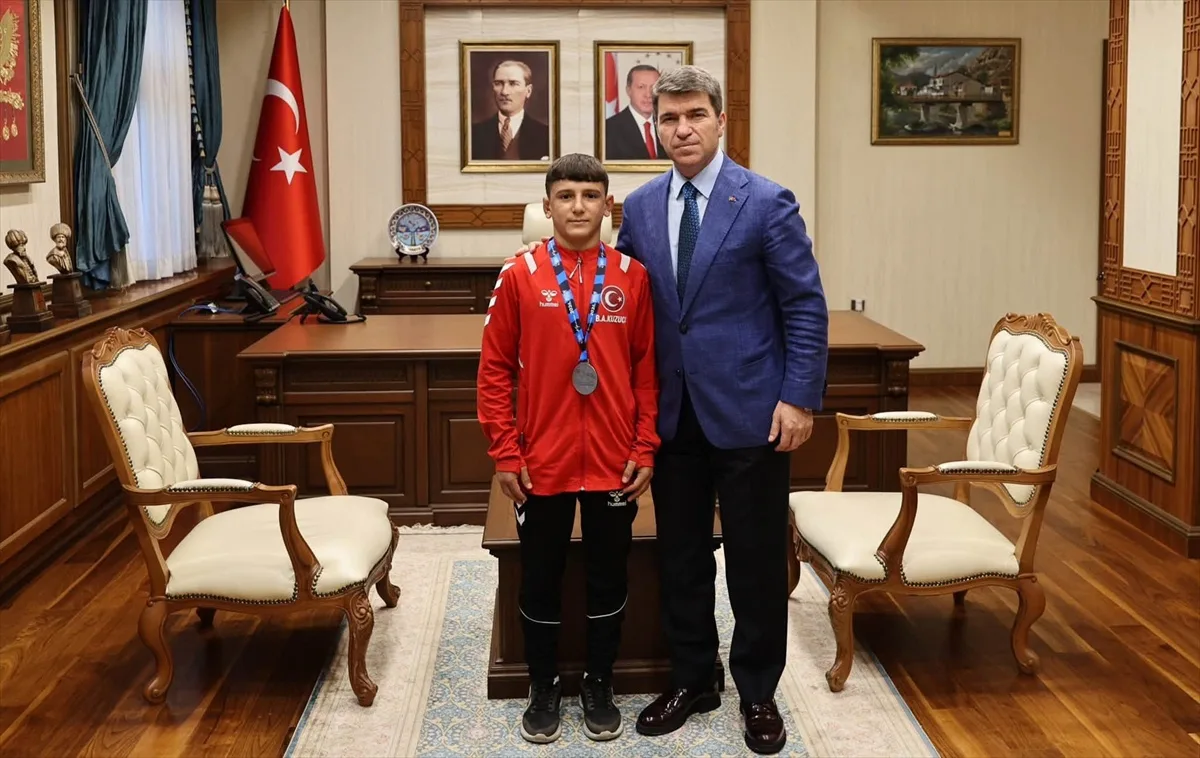 Amasya Valisi Bakan, Balkan ikincisi milli güreşçi Kuzucu'yu tebrik etti