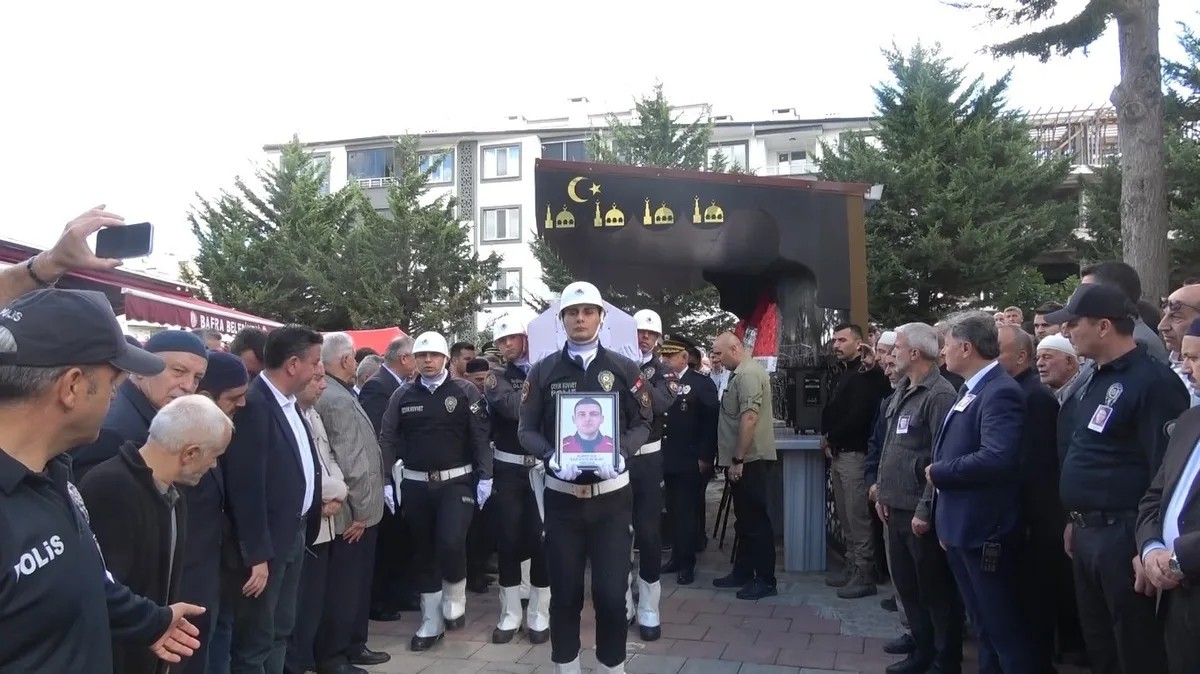 Tekne kazasında ölen gazi polis memuru Numan Şen, Samsun Bafra'da toprağa verildi