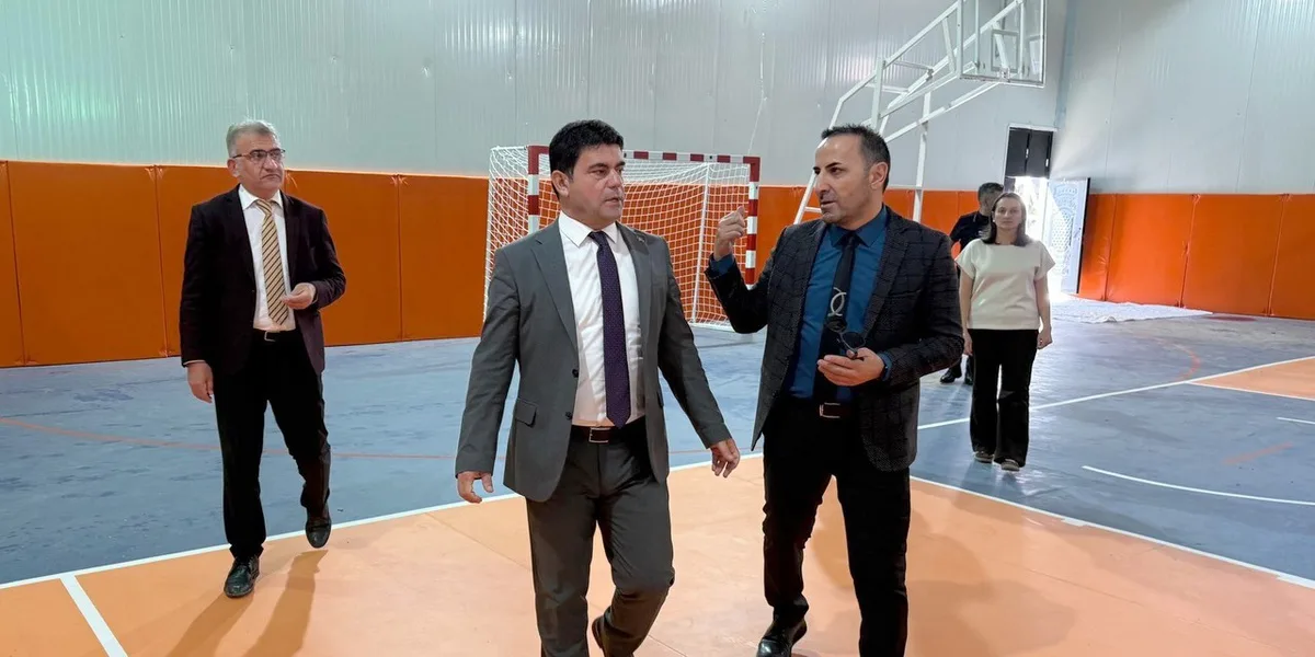 Hakkari'de Cumhuriyet İlk ve Ortaokulu öğrencileri yeni spor salonuna kavuştu