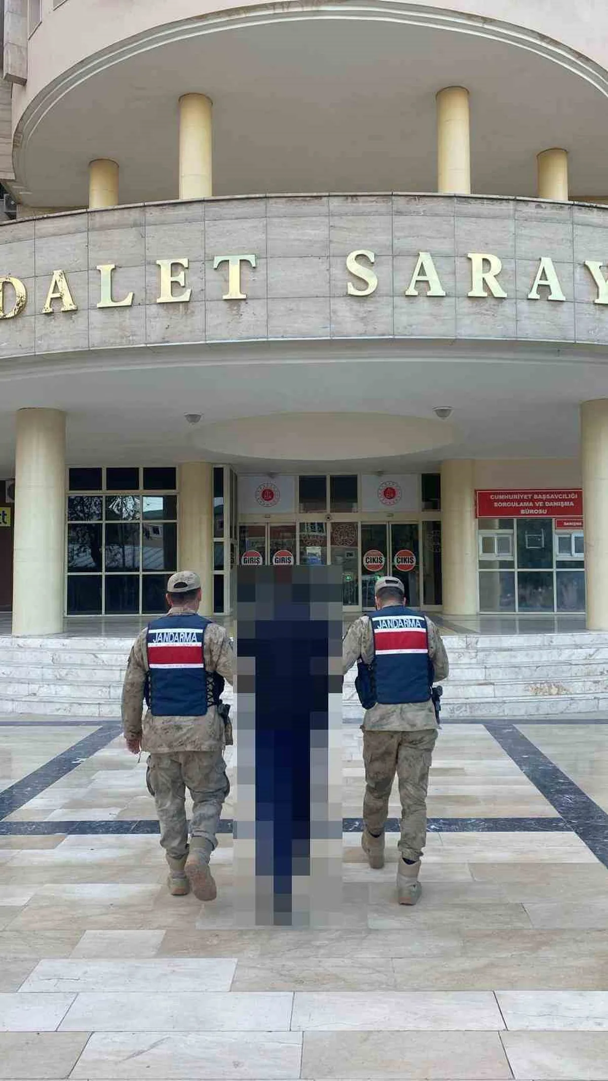 Şanlıurfa Karaköprü'de 15 yıl 7 ay 15 gün hapis cezalı şahıs jandarmaya yakalandı