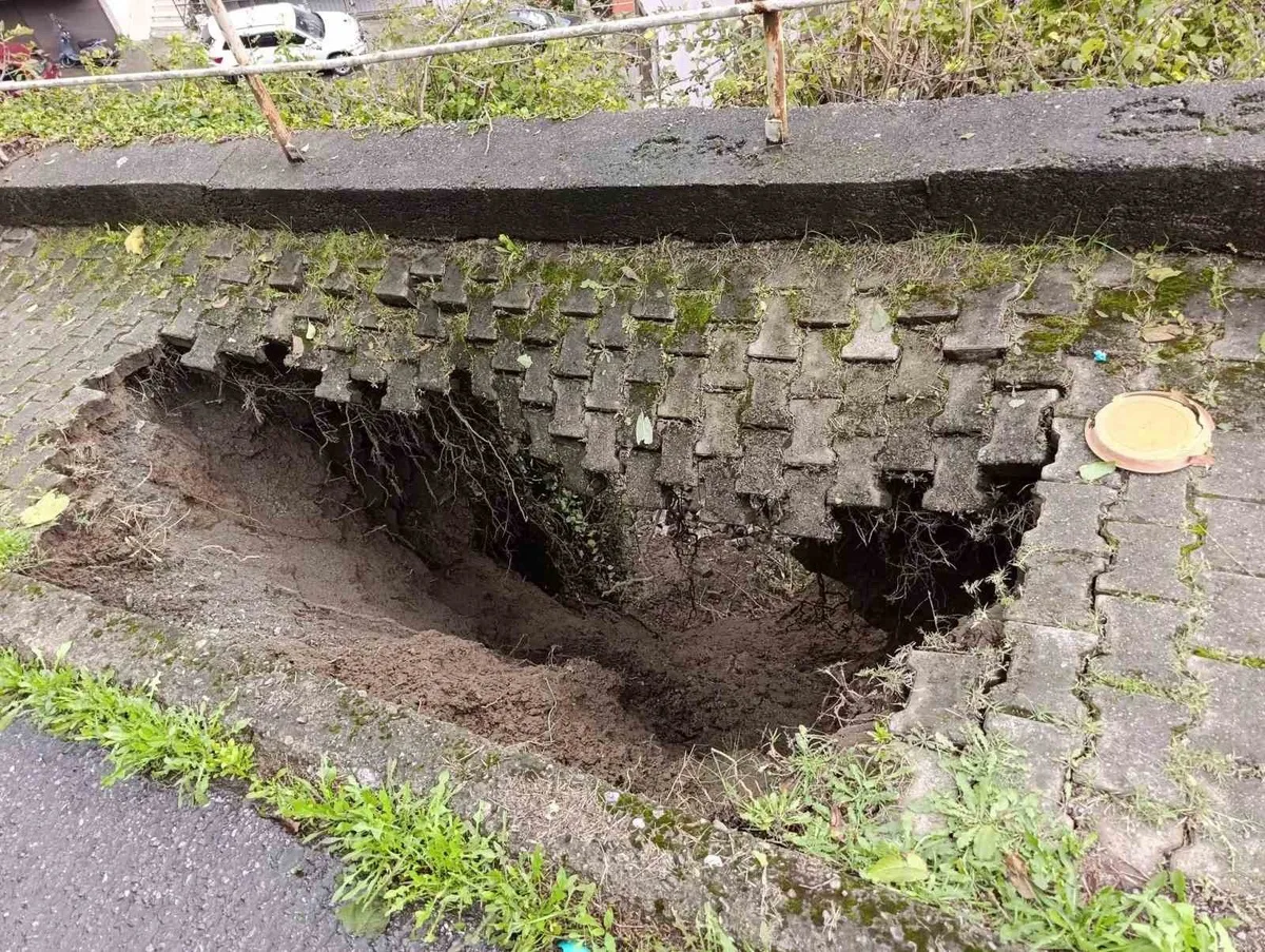 Zonguldak Karadeniz Ereğli'de kaldırımda çökme oldu, derin çukur tehlike oluşturdu