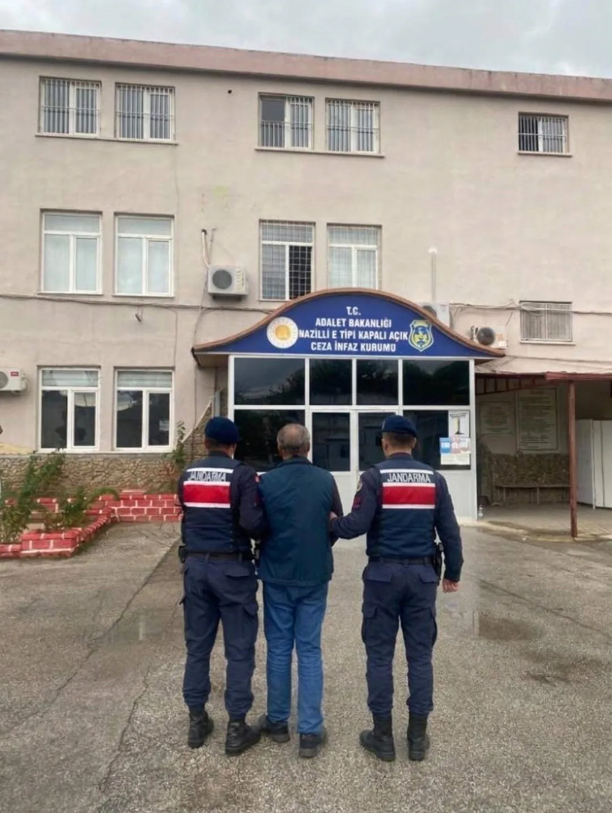 Aydın Kuyucak'ta jandarma 3 şüphelinin evinde 7 tabanca buldu, 1 kişi tutuklandı