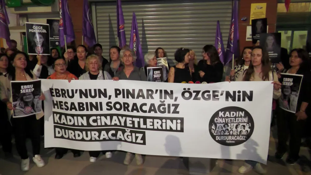 Kadın Cinayetlerini Durduracağız Platformu İzmir Barosu önünde 3 cinayete tepki verdi