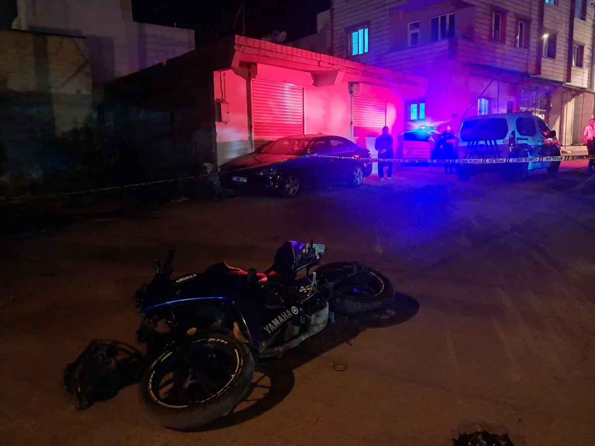 Kilis'te dün gece motosiklet sürücüsü rögar kapağına çarpıp ağır yaralandı