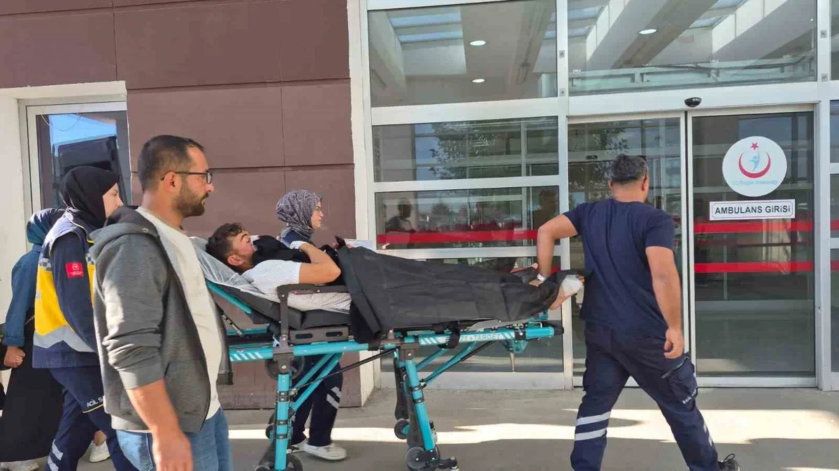 Adıyaman Besni'de motosiklet hafif ticari araca çarptı, 1 kişi yaralandı