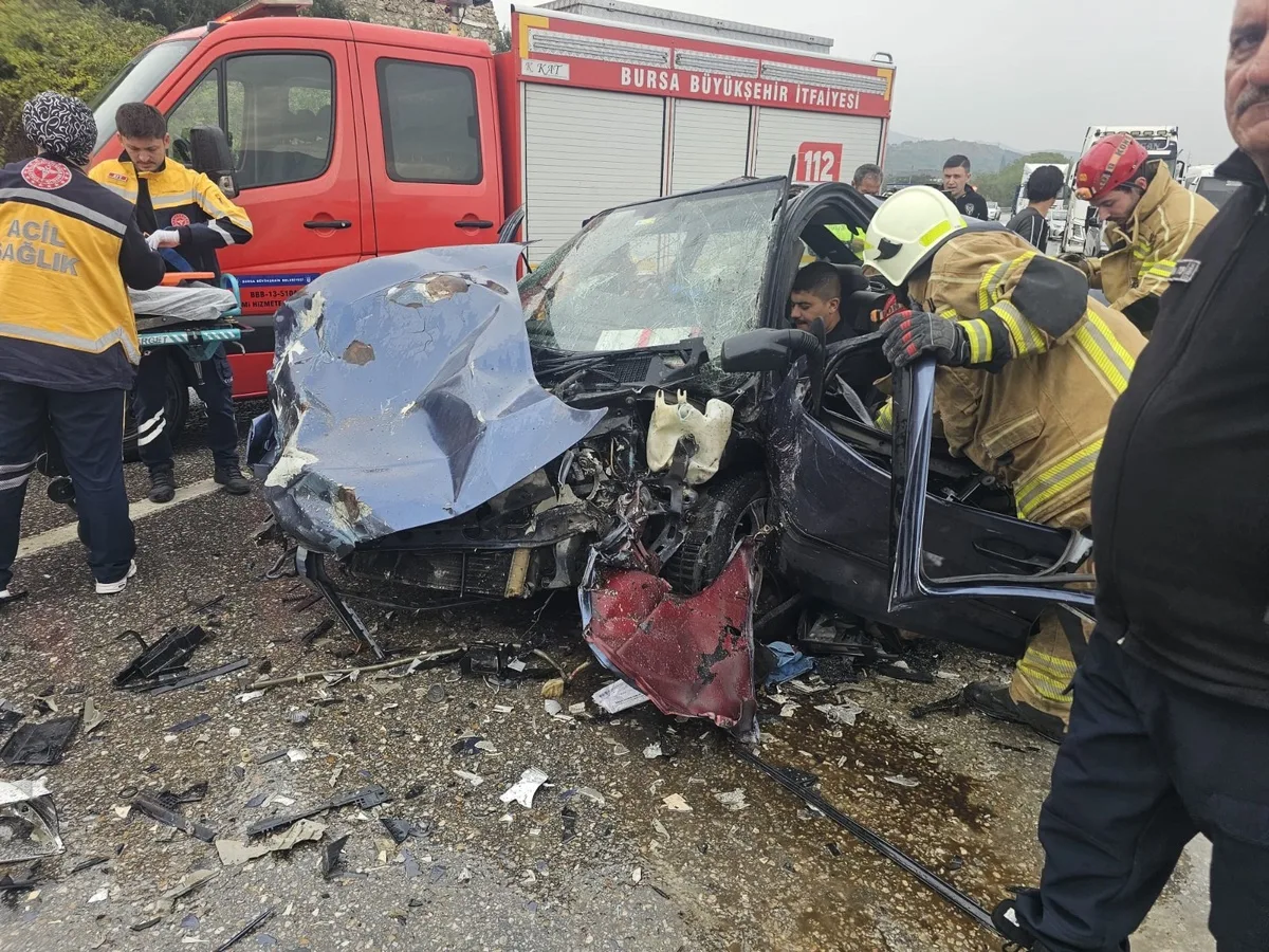 Bursa Orhangazi'de hafriyat kamyonuna çarpan otomobilde sürücü ve çocuk yaralandı