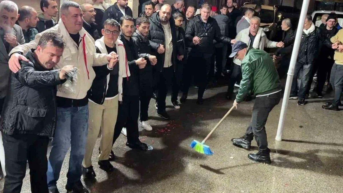 Bursa Osmangazi'de fırtına ve yağmura rağmen damat eğlencesi coşkuyla yapıldı