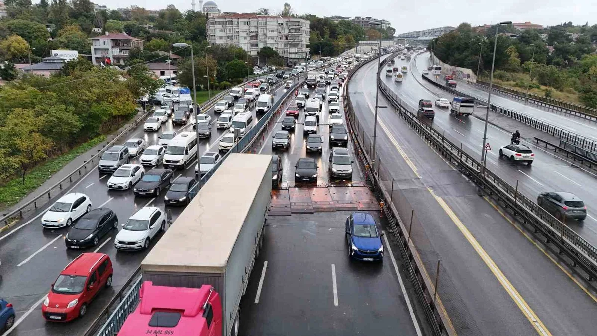 Küçükçekmece D-100'de kasisli derz çalışması yağmurla trafiği durma noktasına getirdi
