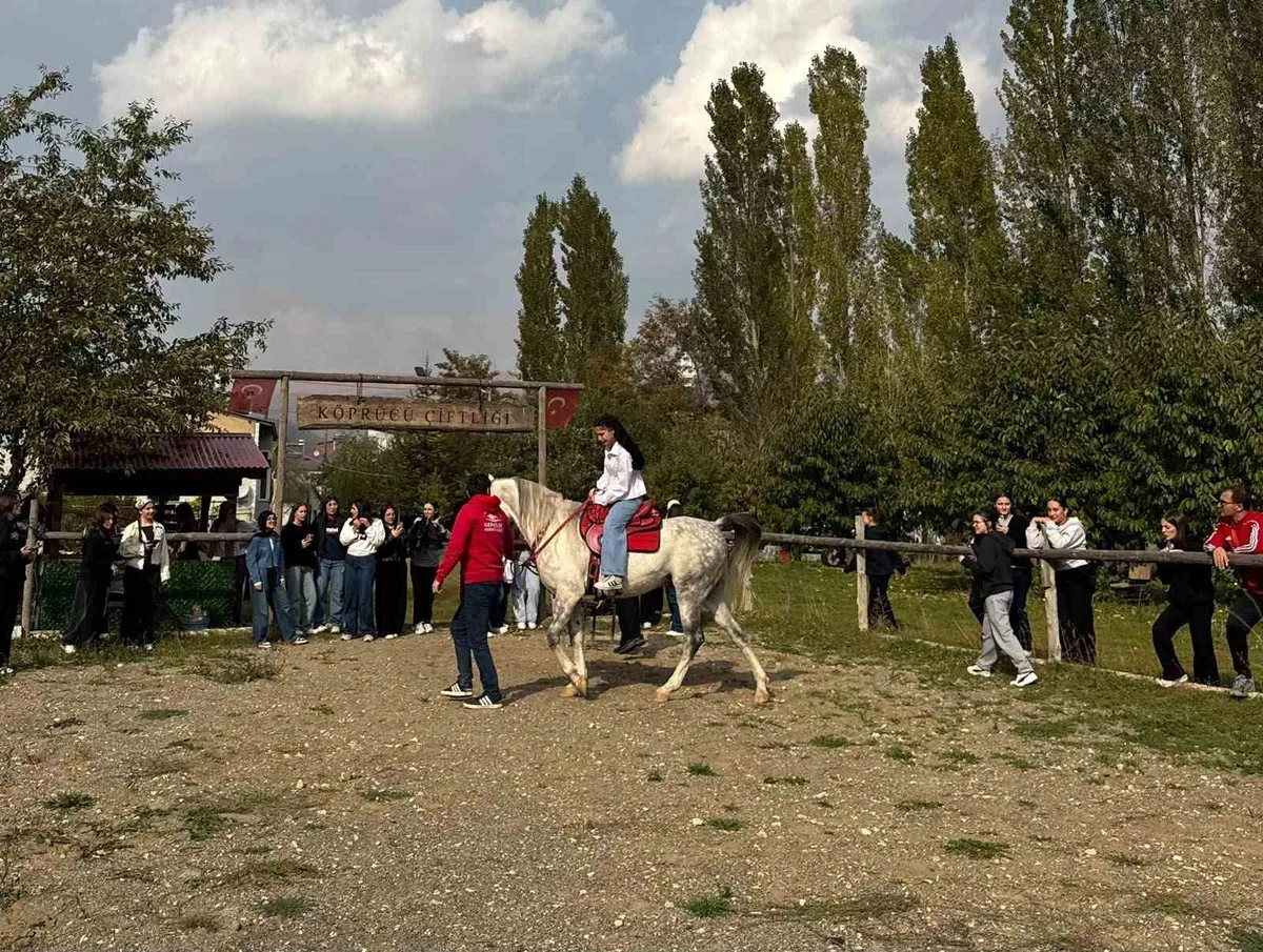 Bayburt'ta lise öğrencileri bağımlılıkla mücadele etkinliğinde ok atıp ata bindi