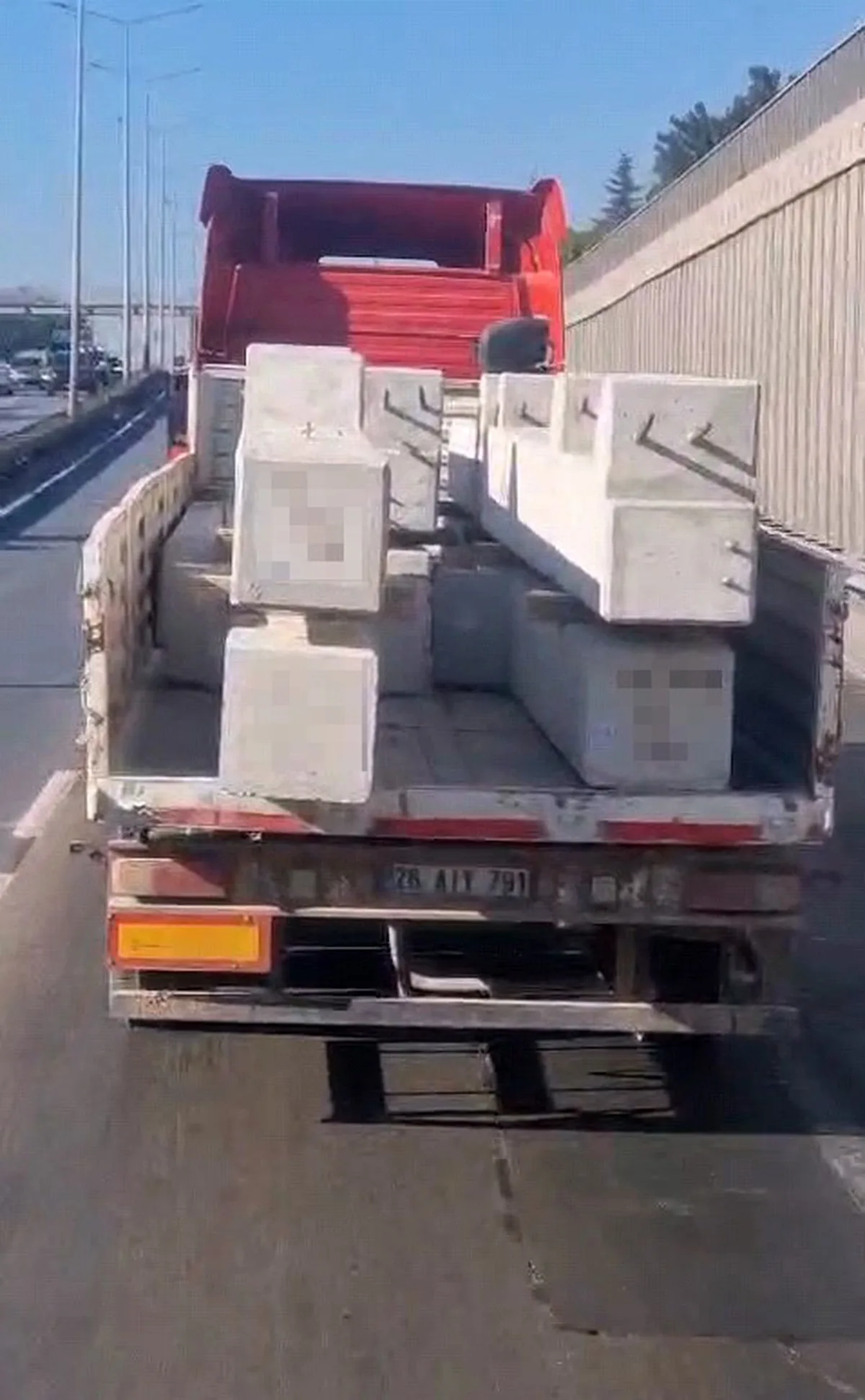 Eskişehir Çevreyolu'nda bağlanmayan 2,5 tonluk beton bloklar sürücüleri korkuttu