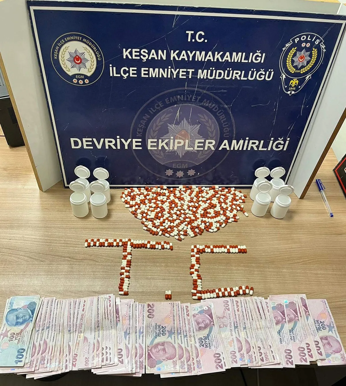 Edirne Keşan'da araçta 413 sentetik hap bulundu, 4 şüpheli gözaltına alındı