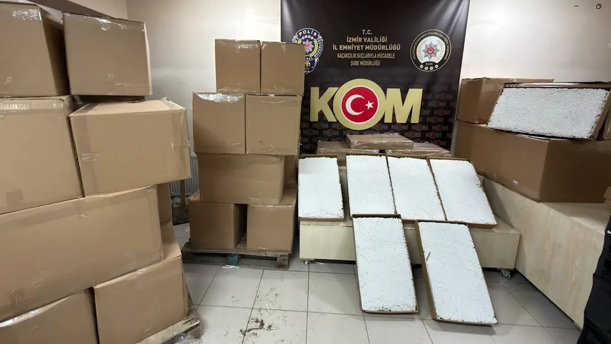 İzmir Bornova'da minibüste 1 milyon 100 bin kaçak makaron ele geçirildi