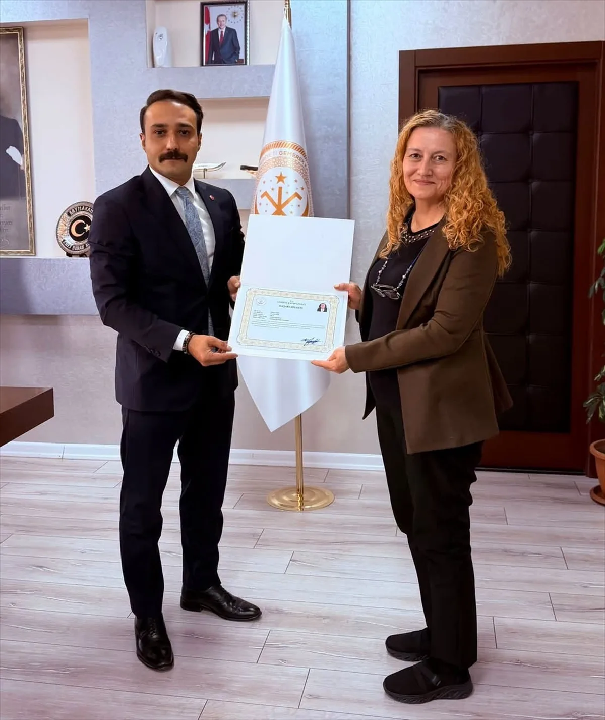 Gemerek Kaymakamı Koca, tayini İncesu'ya çıkan müdür Berk'e başarı belgesi verdi