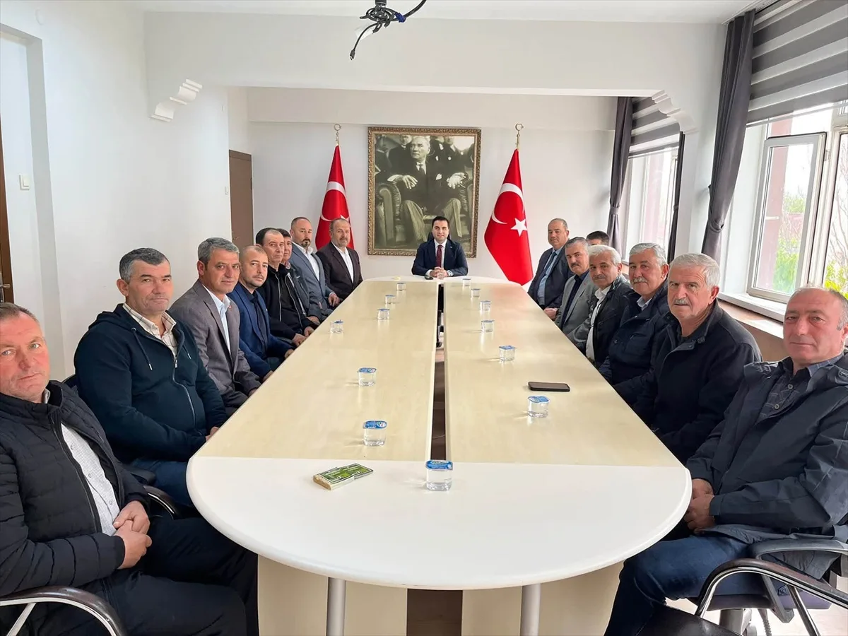 Lalapaşa'da Muhtarlar Günü'nde muhtarlar çelenk sundu, Kaymakam Çolak kabul etti