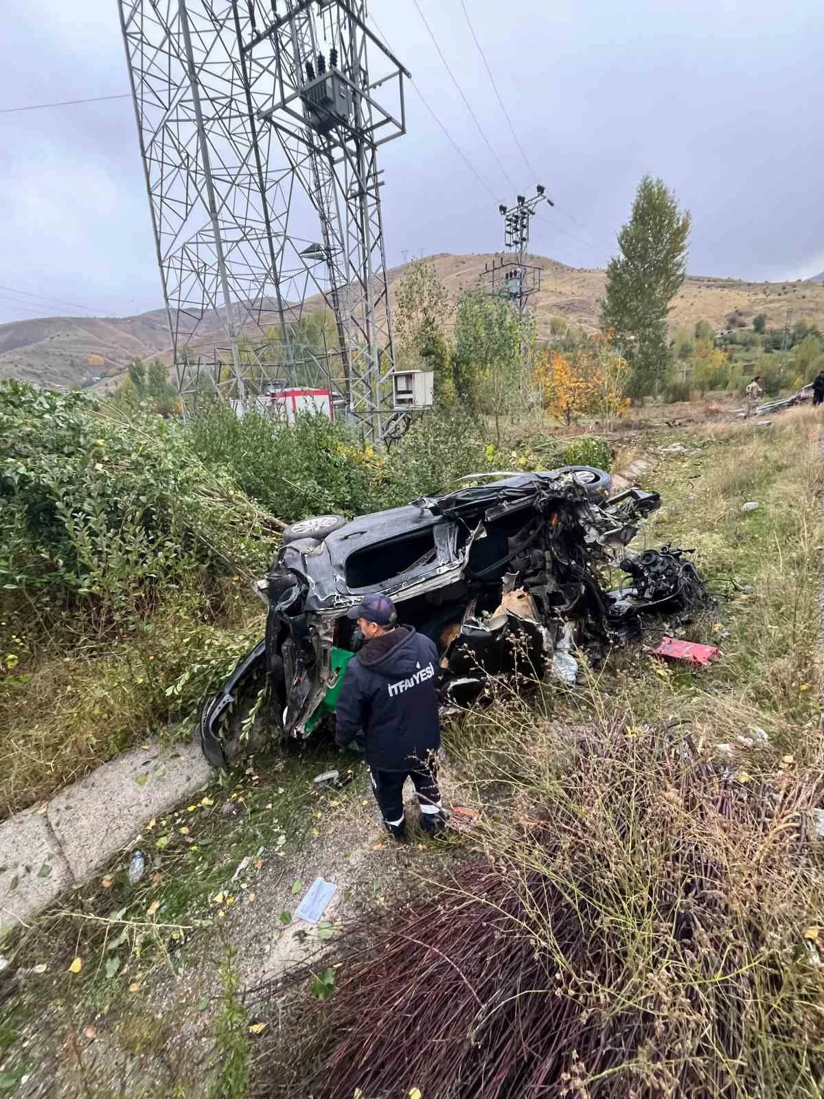 Van Gevaş'ta takla atan otomobilde 1 kişi öldü, 1 kişi yaralandı