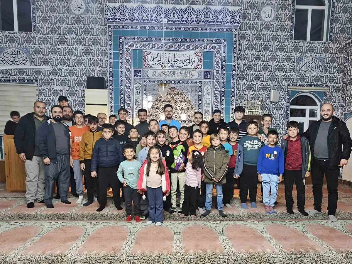 Seyitgazi'de gençler Kırka Kurs Camii'nde Kur'an'ın mucizelerini konuştu