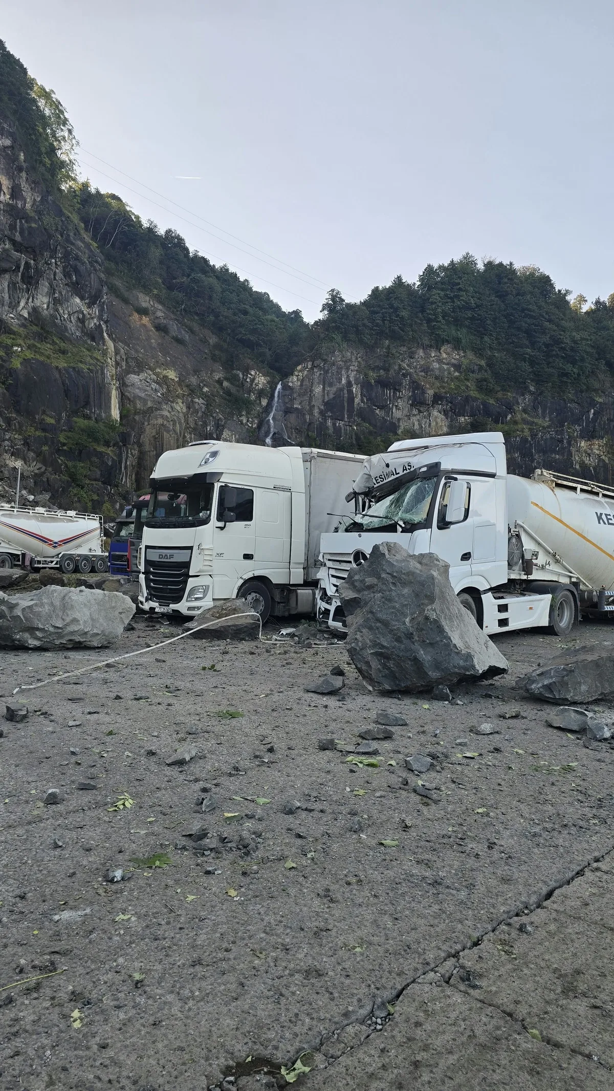 Artvin Hopa'da TIR parkındaki heyelanda kayaların altında kalan kişi yaşamını yitirdi