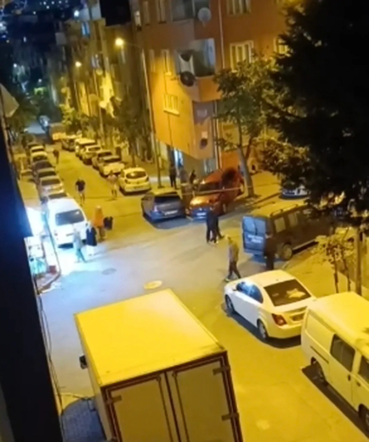 İstanbul Sultangazi'de motosikletli 2 şüpheli, sokakta yürüyen genci silahla yaraladı