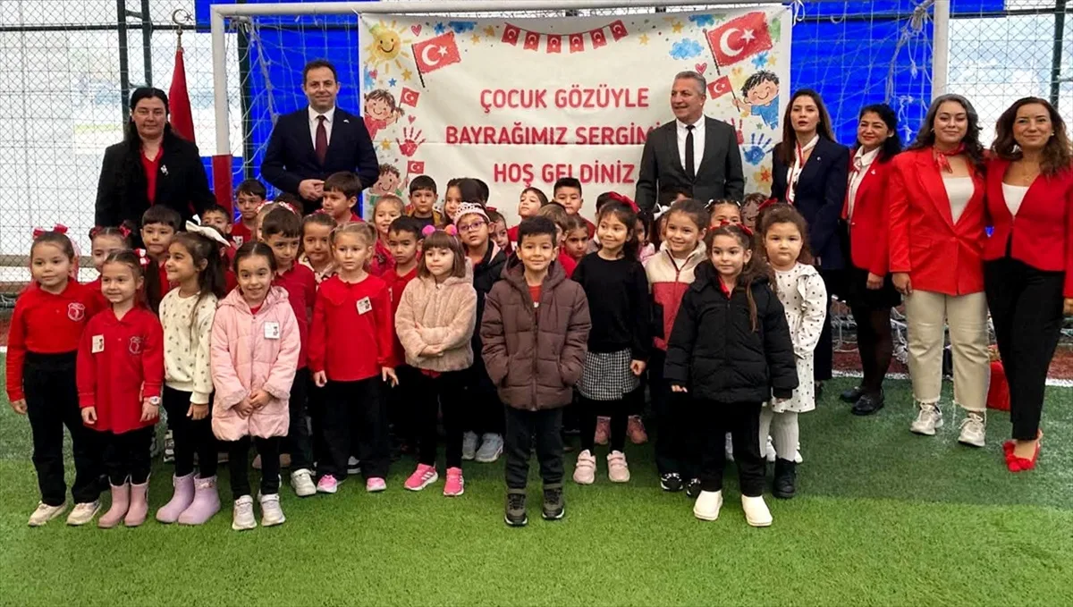 Gelibolu'da öğrenciler Cumhuriyet Bayramı etkinliklerinde bayrak sevgisini sergiledi