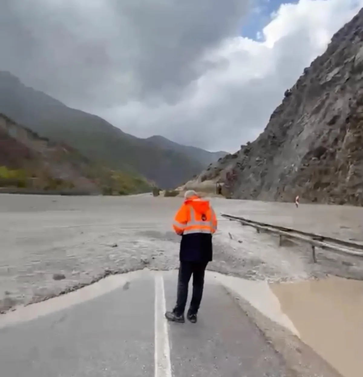 Erzincan'da sağanak su baskınlarına yol açtı, Erzurum-Erzincan yolu tek yönlü kapandı