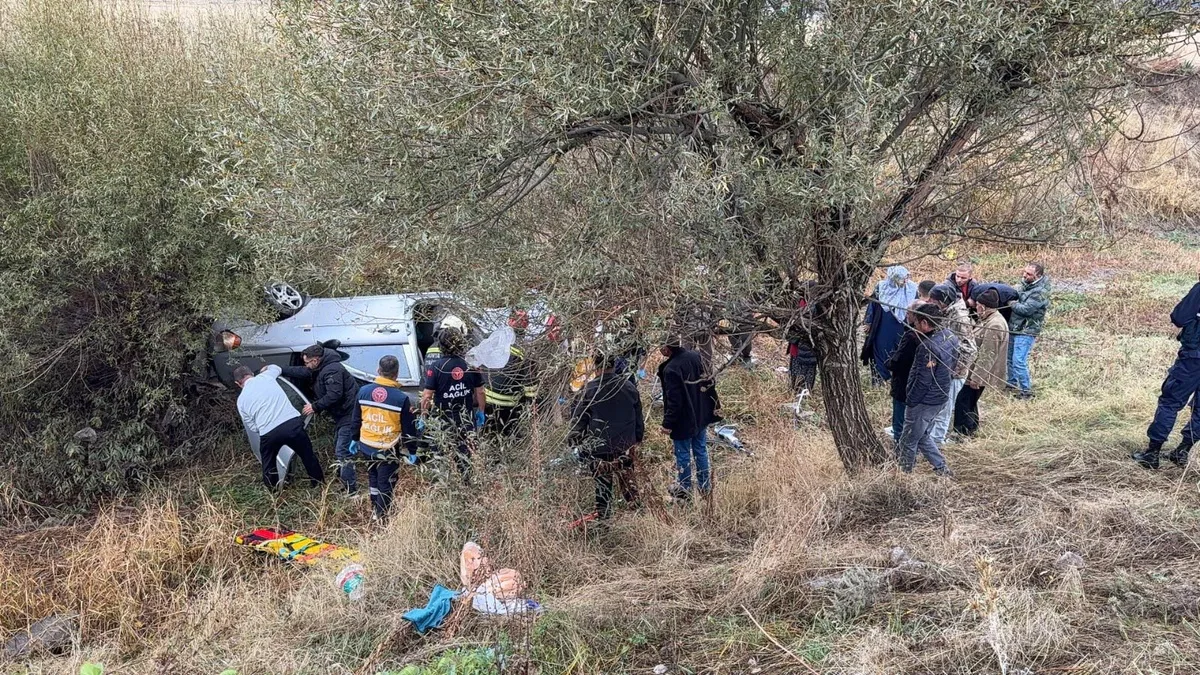 Konya Seydişehir'de kaygan yolda şarampole yuvarlanan otomobilde 5 kişi yaralandı