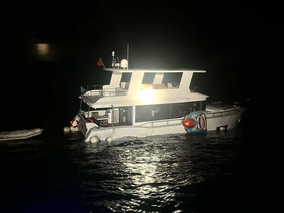 Çanakkale Ayvacık'ta su alan teknedeki 2 kişiyi Sahil Güvenlik kurtardı