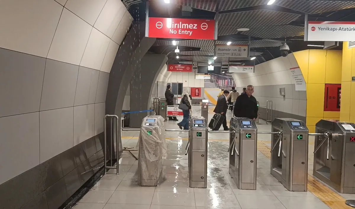 İstanbul'da Yenibosna Metro'da tavandan su sızınca vatandaşlar şaşkınlık yaşadı