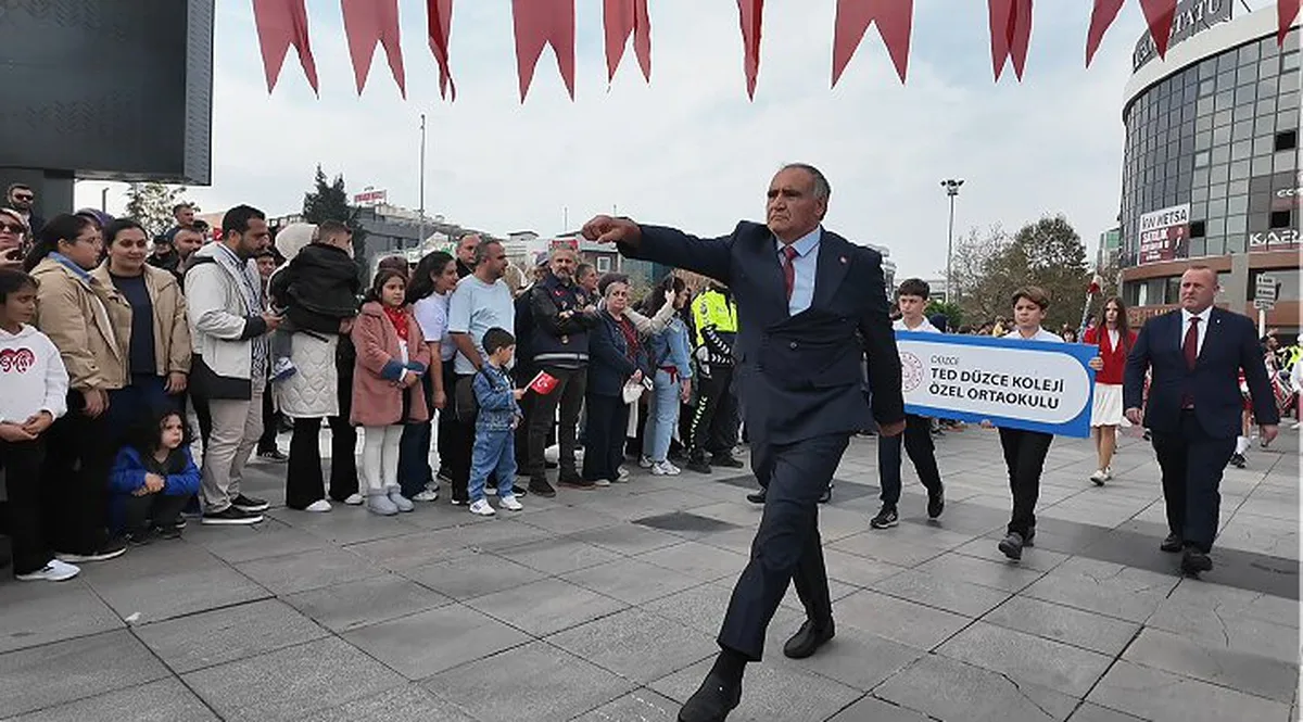 Düzce'de 29 Ekim töreninde öğretmen Kenan Şereflioğlu yürüyüşüyle alkış topladı