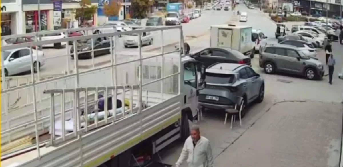 Kırşehir'de ters yöndeki motosiklet otomobile çarptı, sürücü yardımla ayağa kalktı