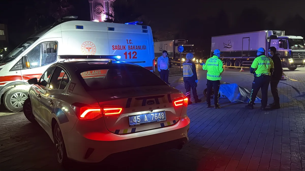 Manisa Turgutlu'da TIR'la çarpışan motosiklet sürücüsü öldü, TIR sürücüsü gözaltında