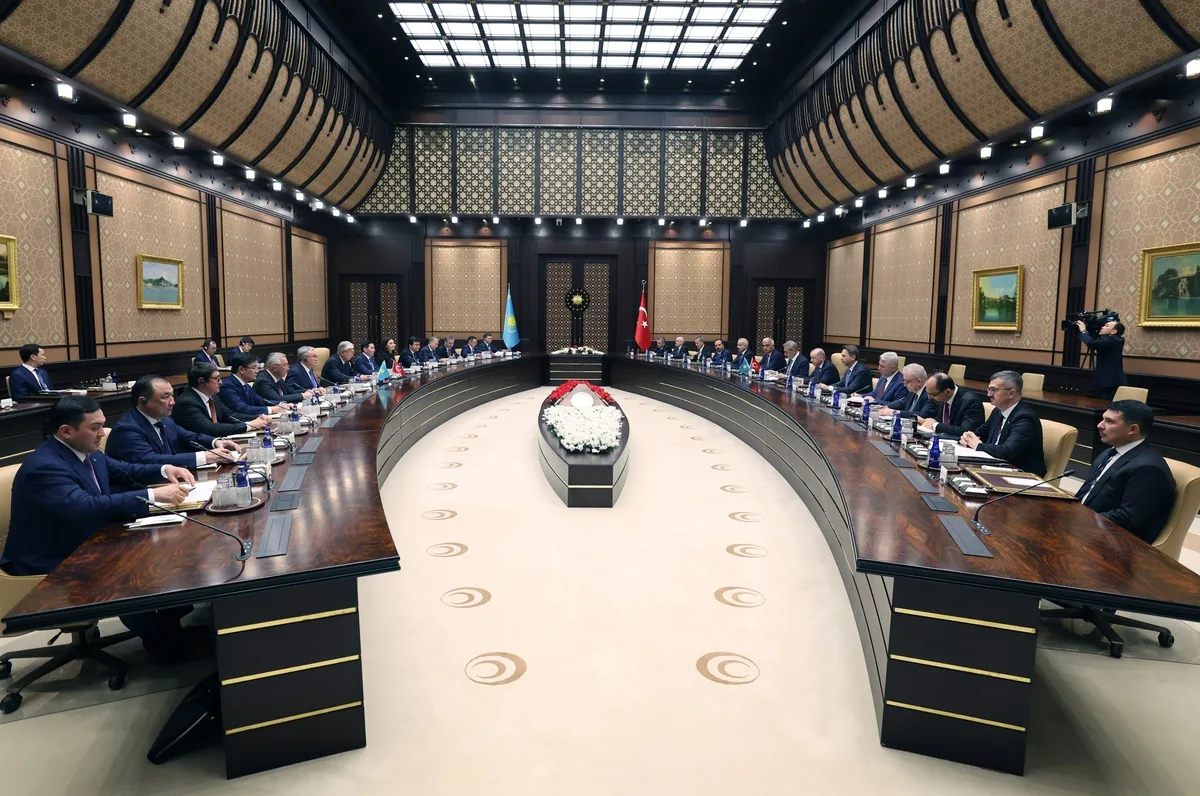 Bakan Bayraktar, Kazakistan Enerji Bakanı Akkenzhenov ile görüştü