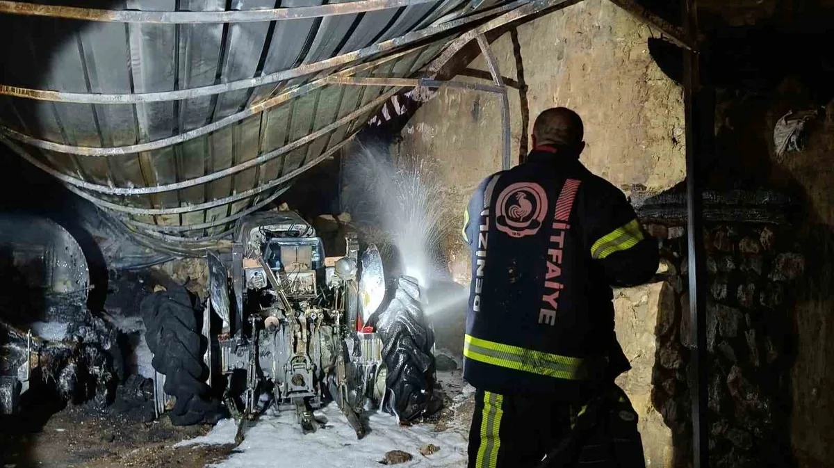 Denizli Çivril'de traktör yangını ilaçlama makinesini kullanılamaz hale getirdi