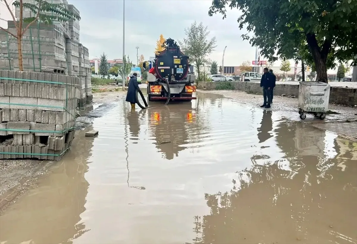 Malatya'da sağanakta cadde ve sokaklar suyla kaplandı, MASKİ ekipleri çalışıyor