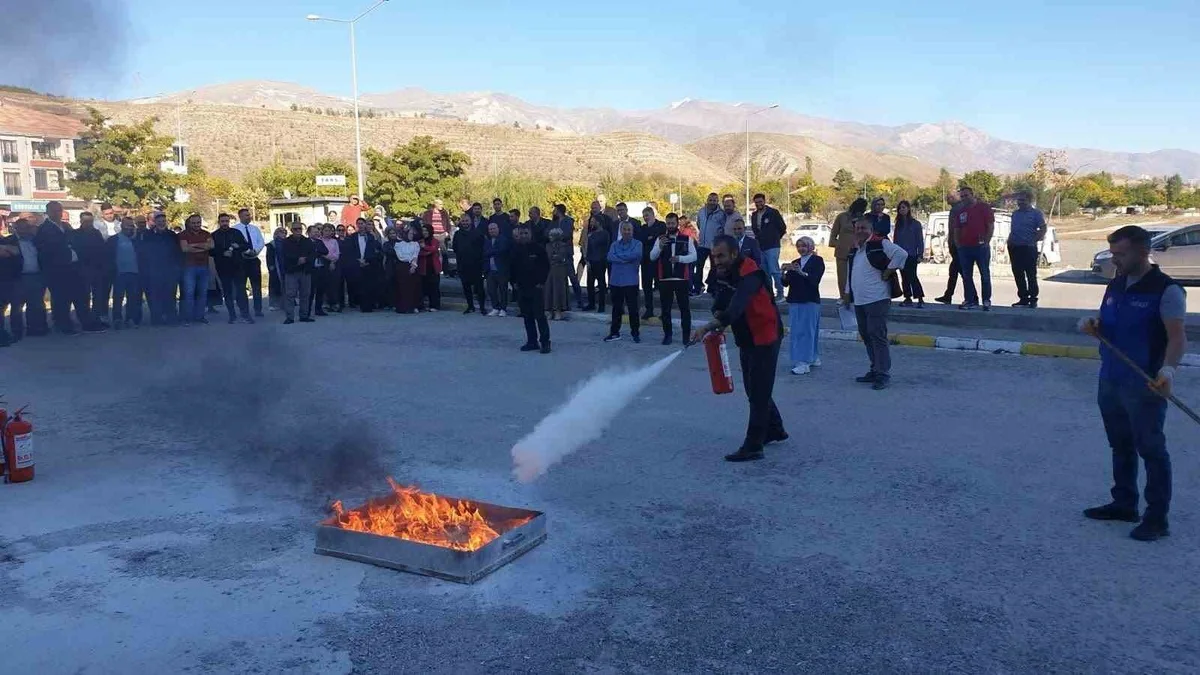 Erzincan İl Sağlık Müdürlüğü personeli AFAD'la uygulamalı yangın tatbikatına katıldı
