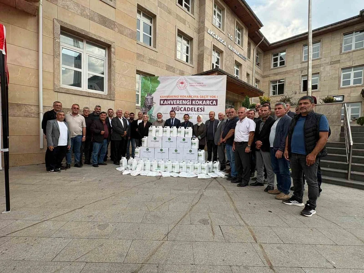Düzce Akçakoca'da kahverengi kokarca mücadelesi için muhtarlara ilaç dağıtıldı