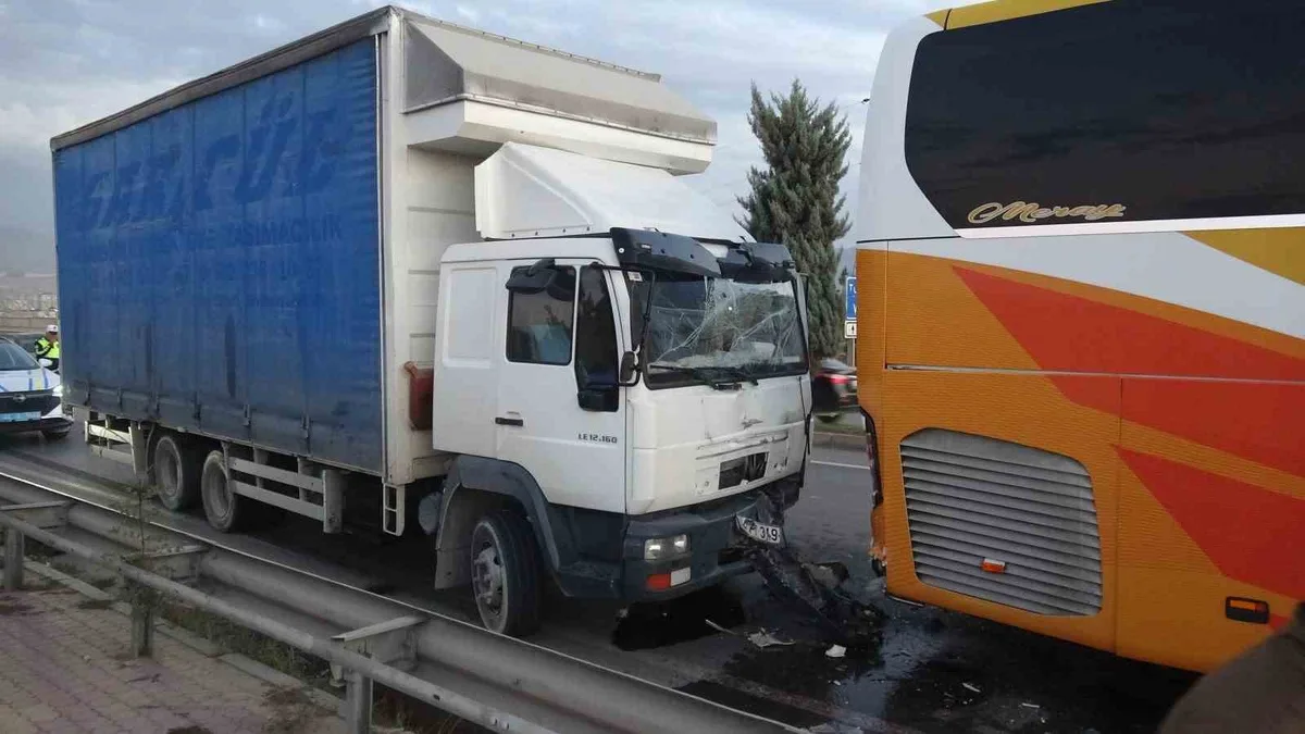Malatya'da yolcu otobüsüne kamyon çarptı, kazada yaralanan olmadı