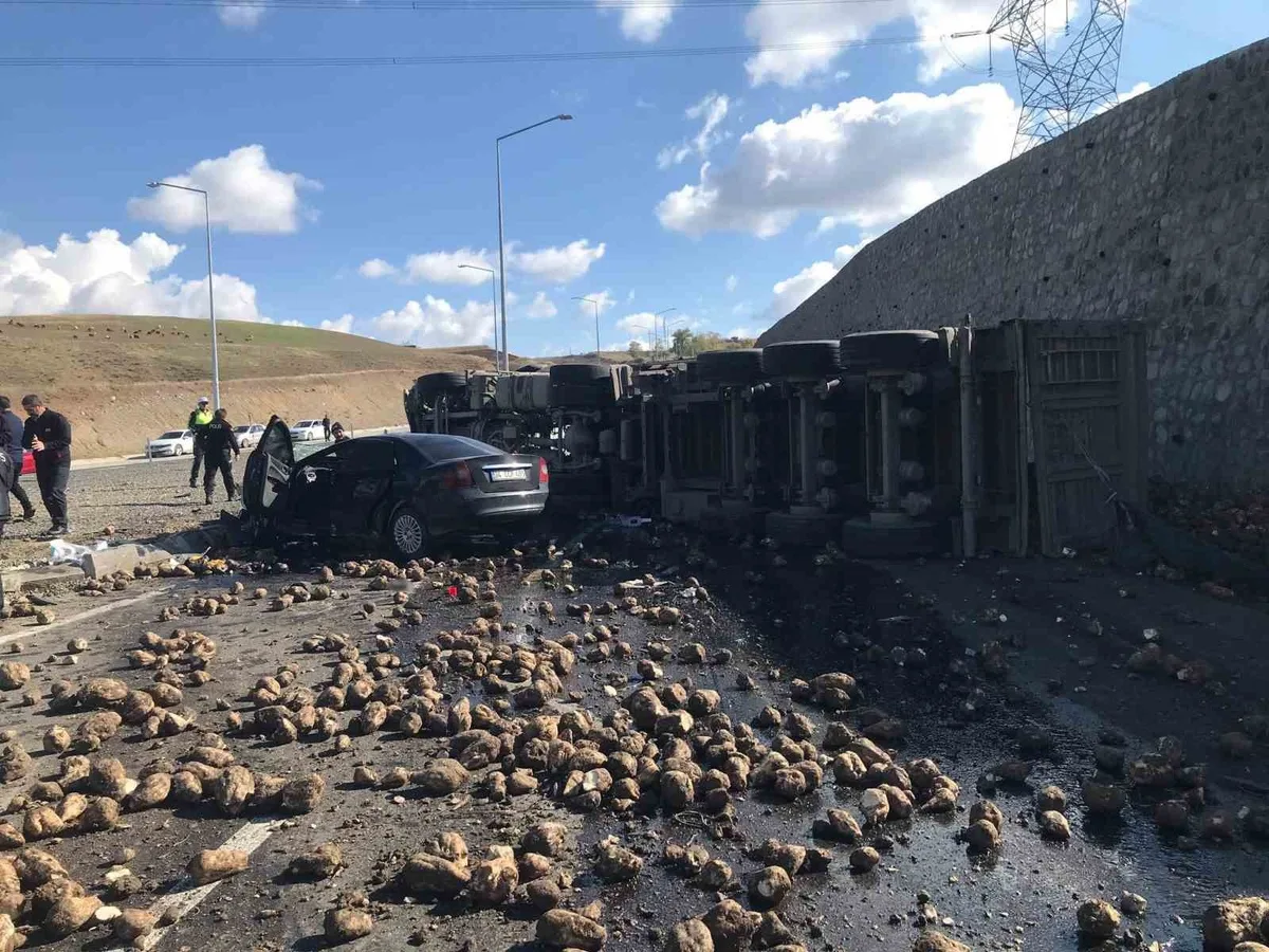 Ağrı Hamur'da pancar yüklü tır ile otomobil çarpıştı, 4 kişi öldü