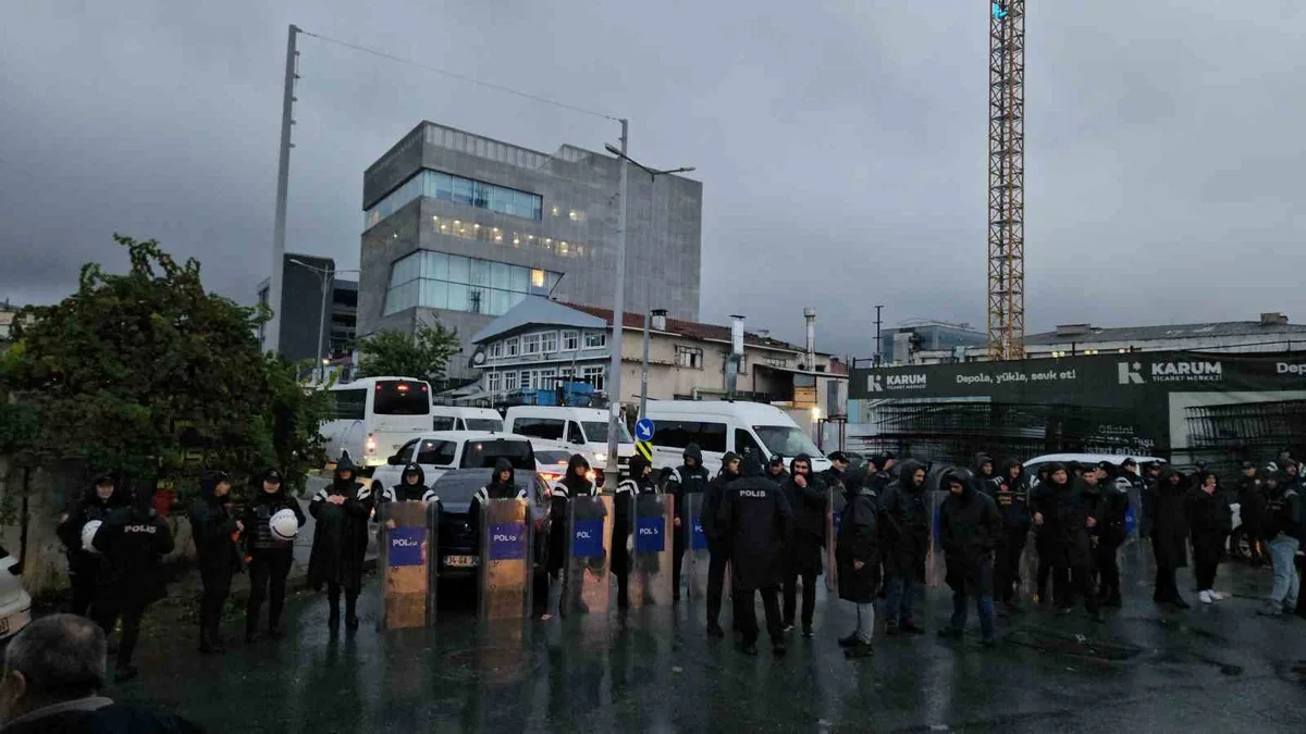 Mali Suçlarla Mücadele ekipleri Zeytinburnu'nda Halk TV binasında arama başlattı