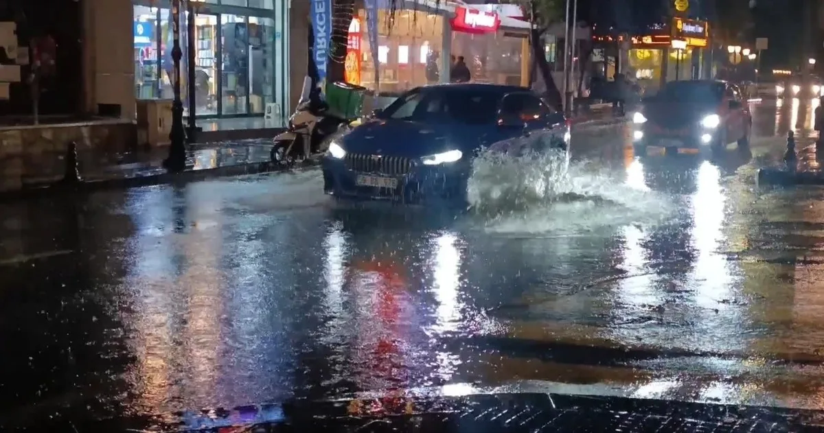 Tekirdağ'da sağanak yollarda su birikintileri oluşturdu, sürücüler kontrollü ilerledi