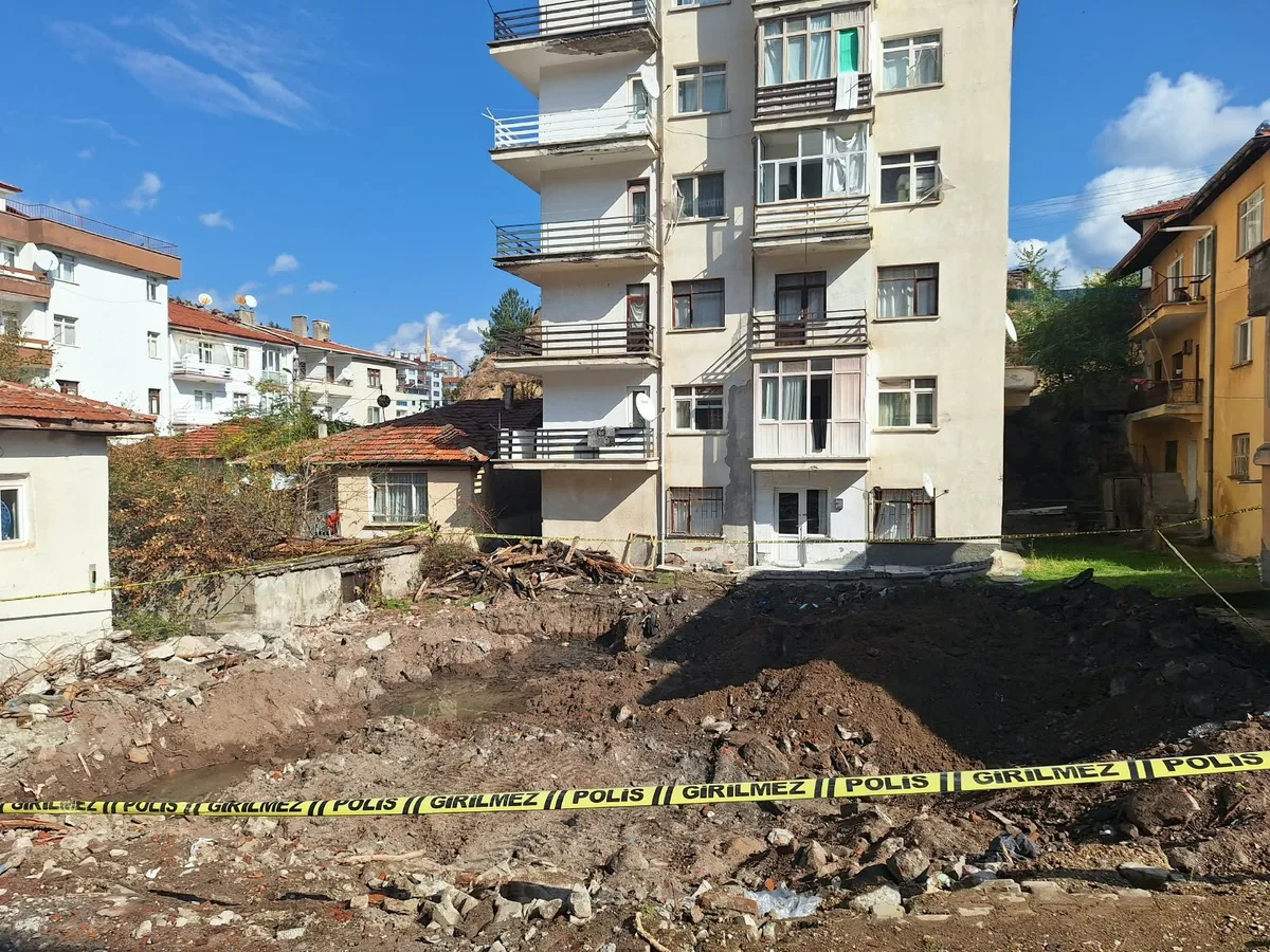 17 yıl önce kaybolan kadının kundaklanan evinin kazısında insan kemikleri bulundu