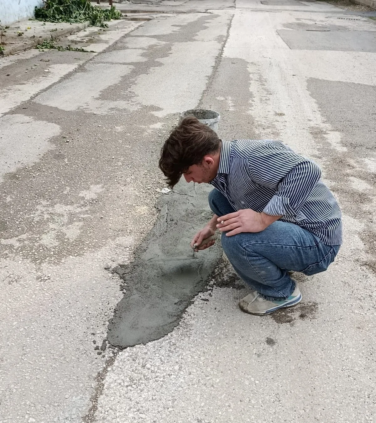 Adıyaman'da bozuk yolu vatandaşlar kendi imkanlarıyla harç dökerek onarmaya çalıştı