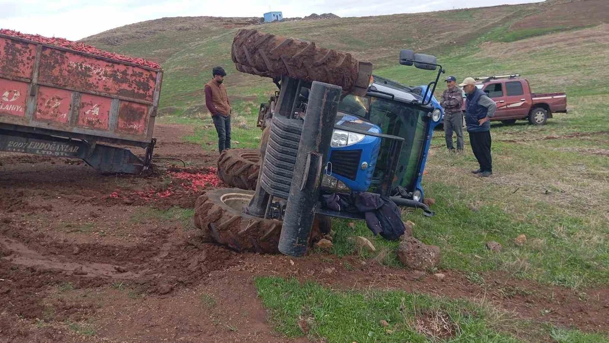Gaziantep İslahiye'de traktör fren arızası iddiasıyla devrildi, maddi hasar oluştu