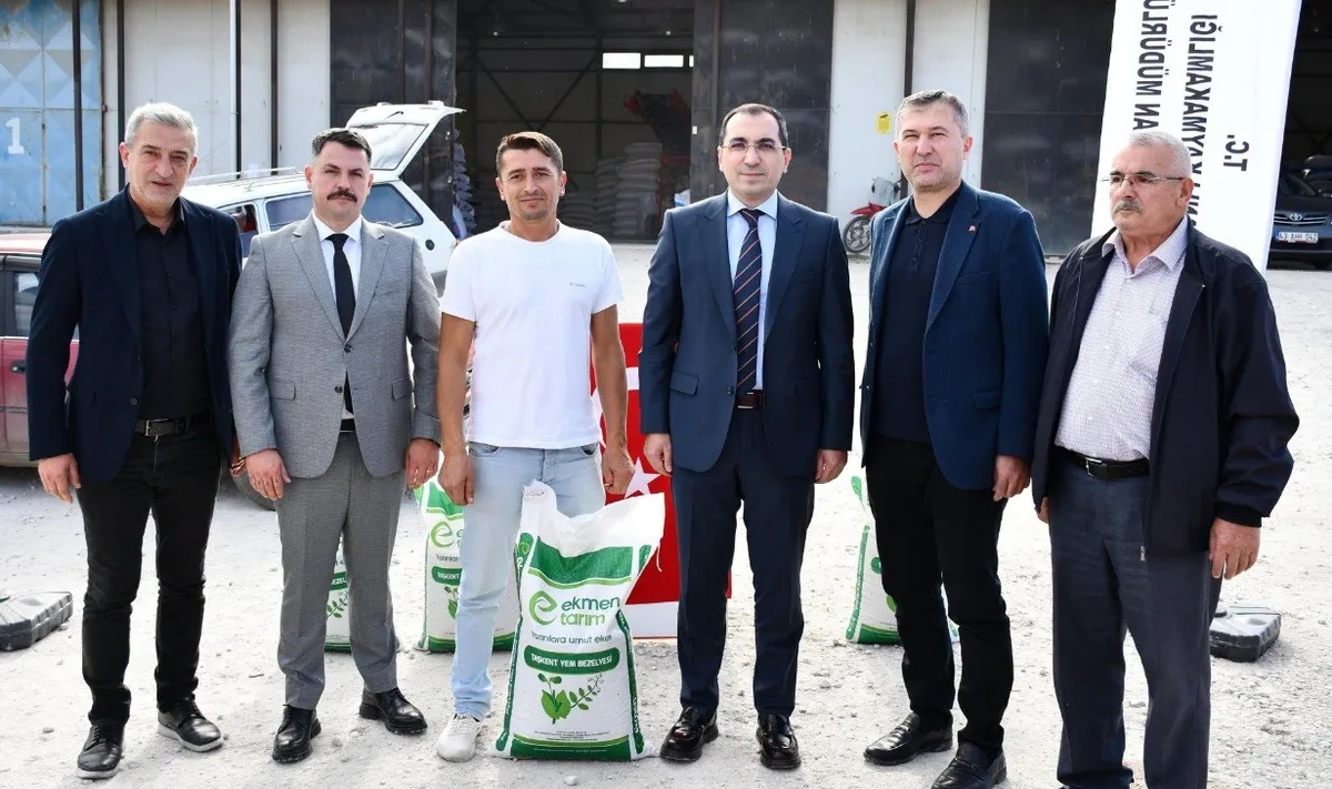 Tavşanlı'da 71 üreticiye 8 bin 350 kilogram yem bezelyesi tohumu dağıtıldı