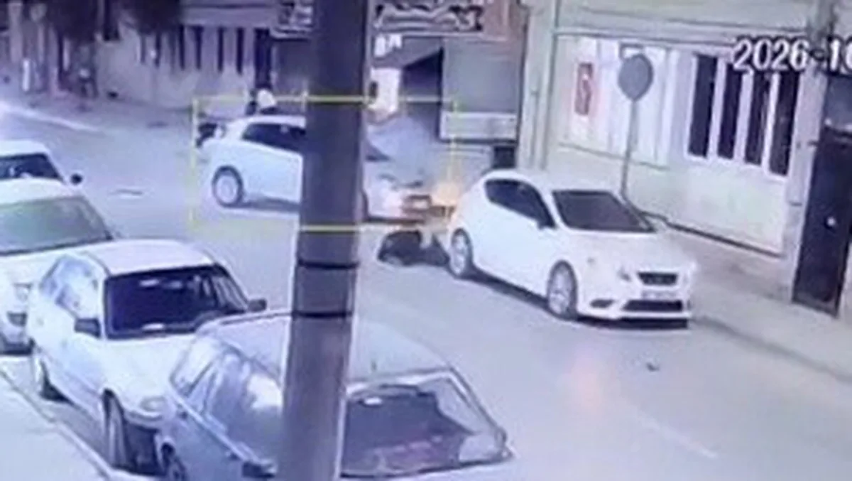 Eskişehir Tepebaşı'nda motosikletli otomobile çarptı, kaskı ağır yara almasını önledi
