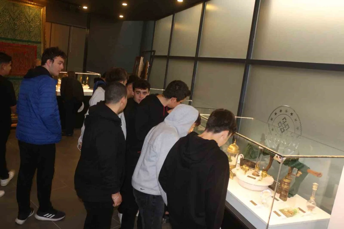 Eskişehir'de Yunus Emre Gençlik Merkezi gençleri Mukaddes Emanetler Sergisi'ni gezdi