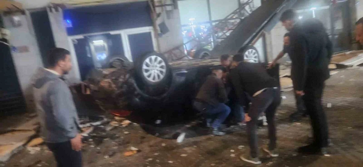 Kayseri'de otomobil yaklaşık 50 metreden dükkanların üzerine uçtu, sürücü yaralandı