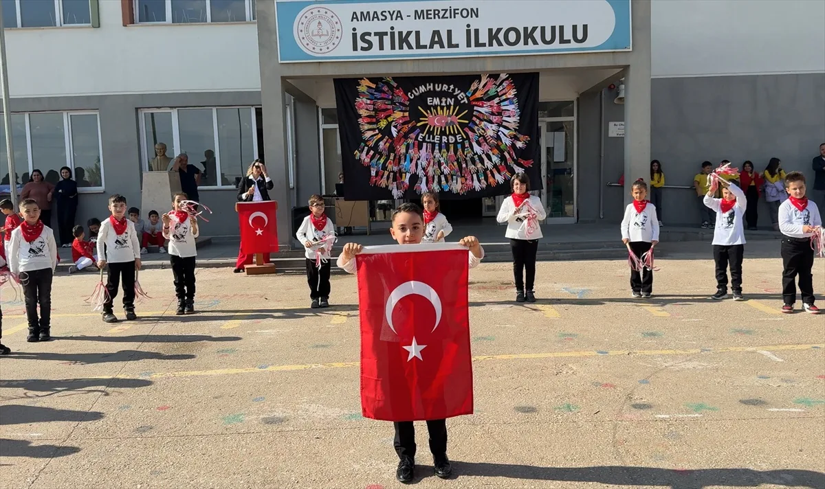 Merzifon'da 2-B sınıfı öğrencileri Atatürk tişörtleriyle zeybek gösterisi yaptı
