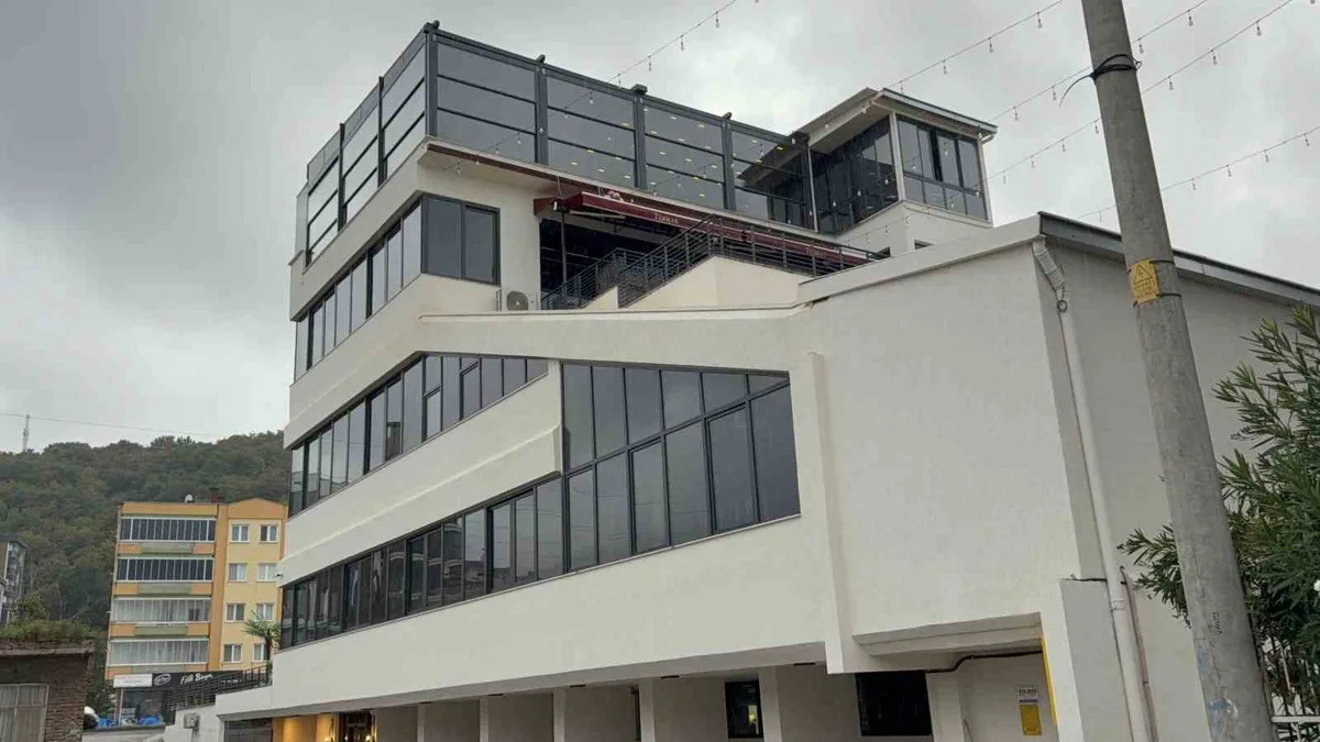 Samsun Atakum'da restoranın yemek asansörü 4. kattan düşünce garson hayatını kaybetti