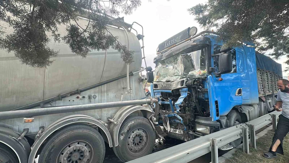 Samsun İlkadım'da tır, mikser ve kamyonun karıştığı kazada tır şoförü yaralandı